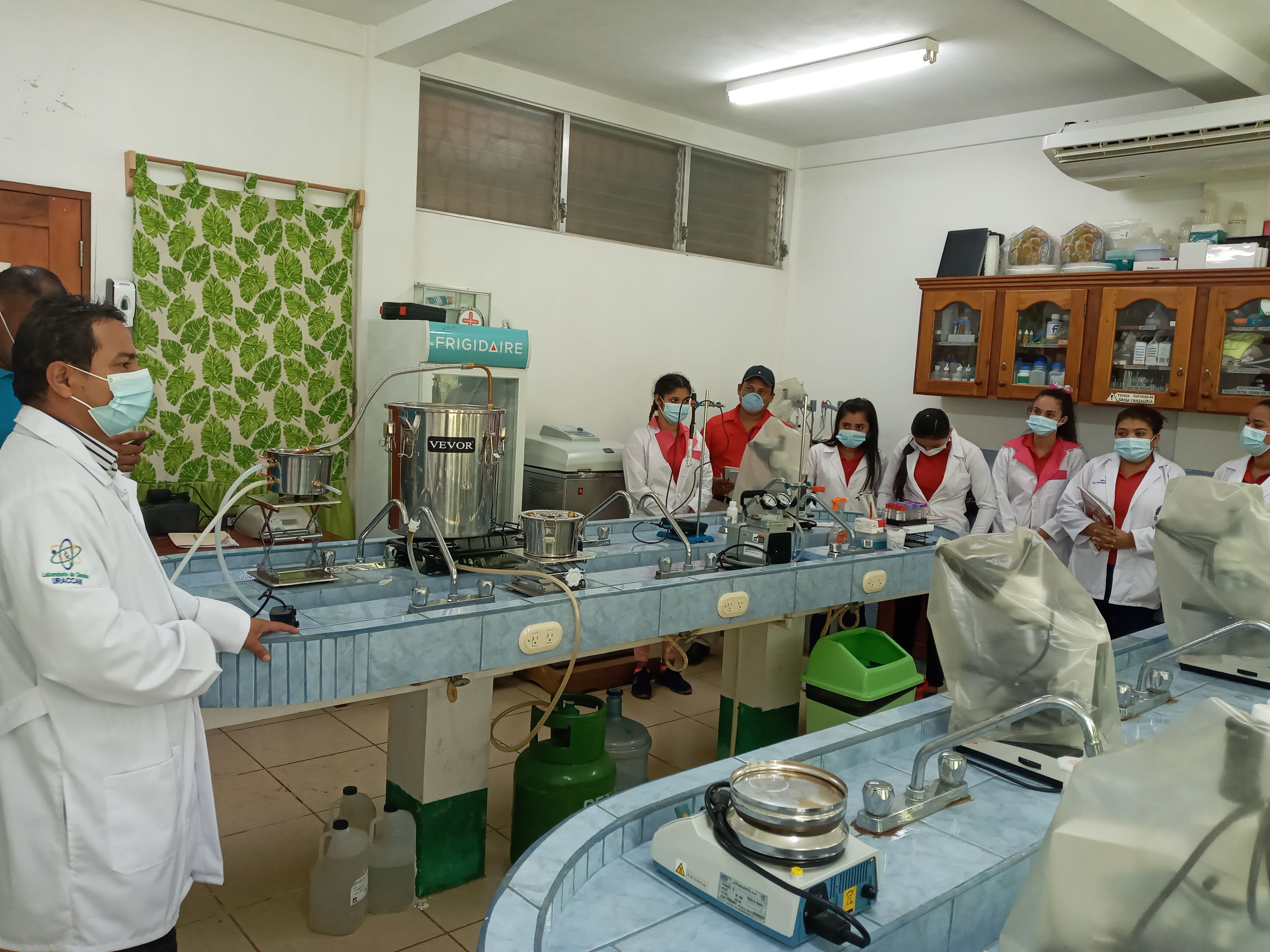 Estudiantes de la UENIC en el Laboratorio de Ciencias de URACCAN recinto Nueva Guinea