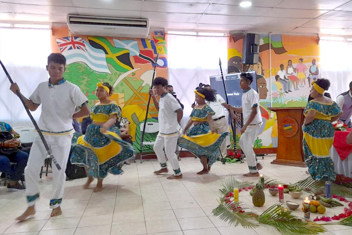 Jóvenes de Bilwi participan del evento, haciendo una representación de su baile tradicional miskito