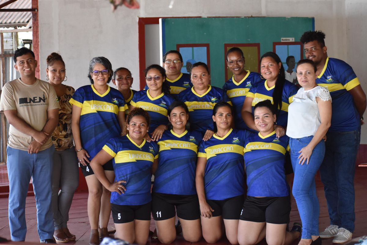 Equipo femenino de voleibol de URACCAN Recinto Bluefields recibe uniformes deportivos