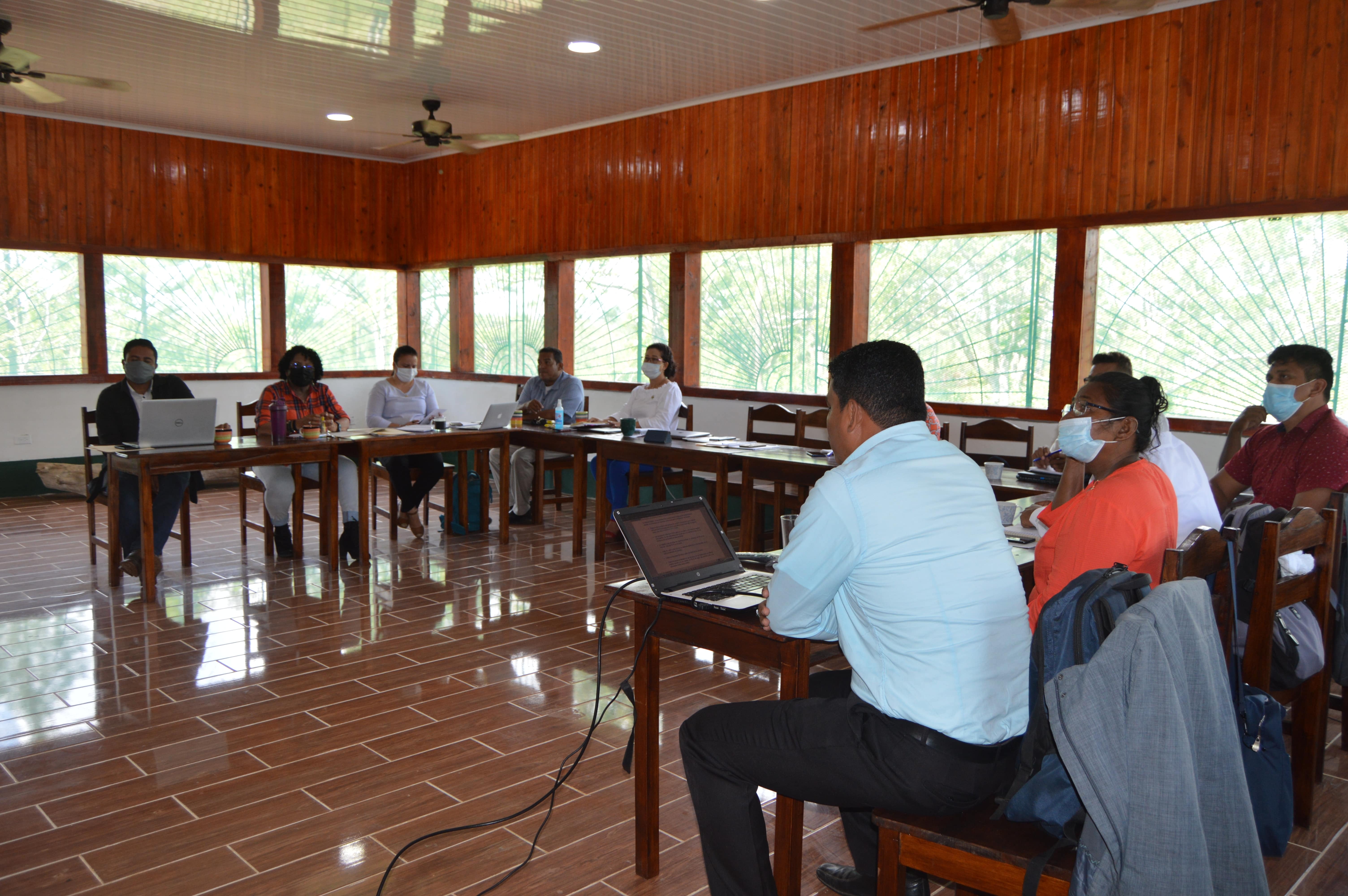 Sesión de organización del Sistema Educativo Autonómico Regional (SEAR) en URACCAN recinto Bilwi