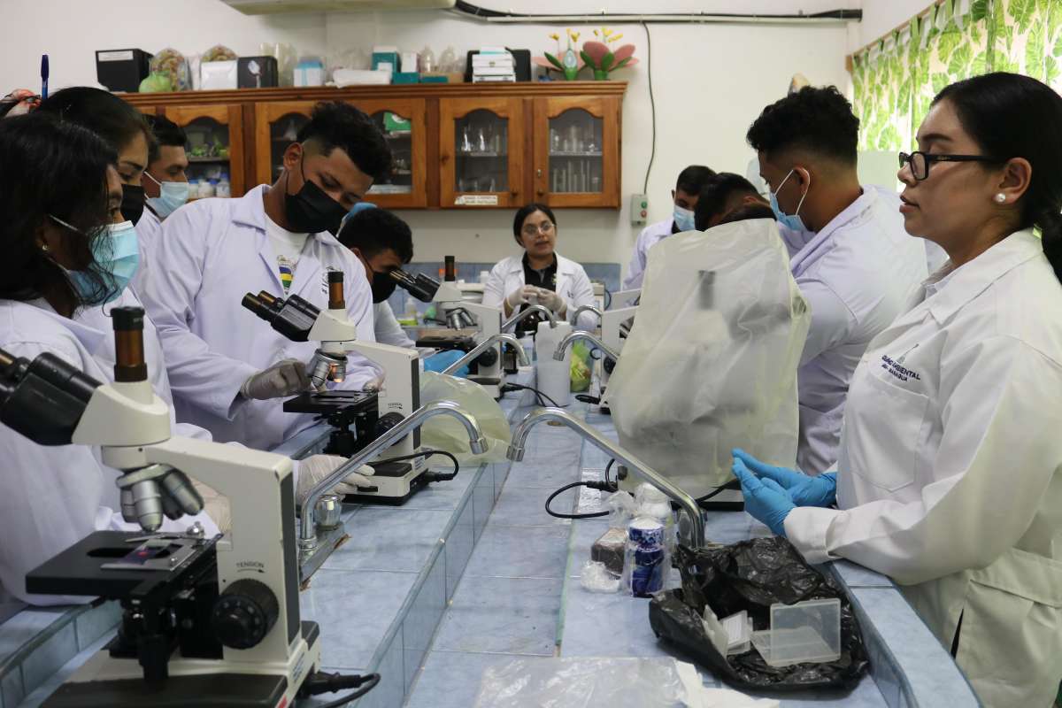 Estudiantes de UNICAM realizan prácticas de Laboratorio Químico 