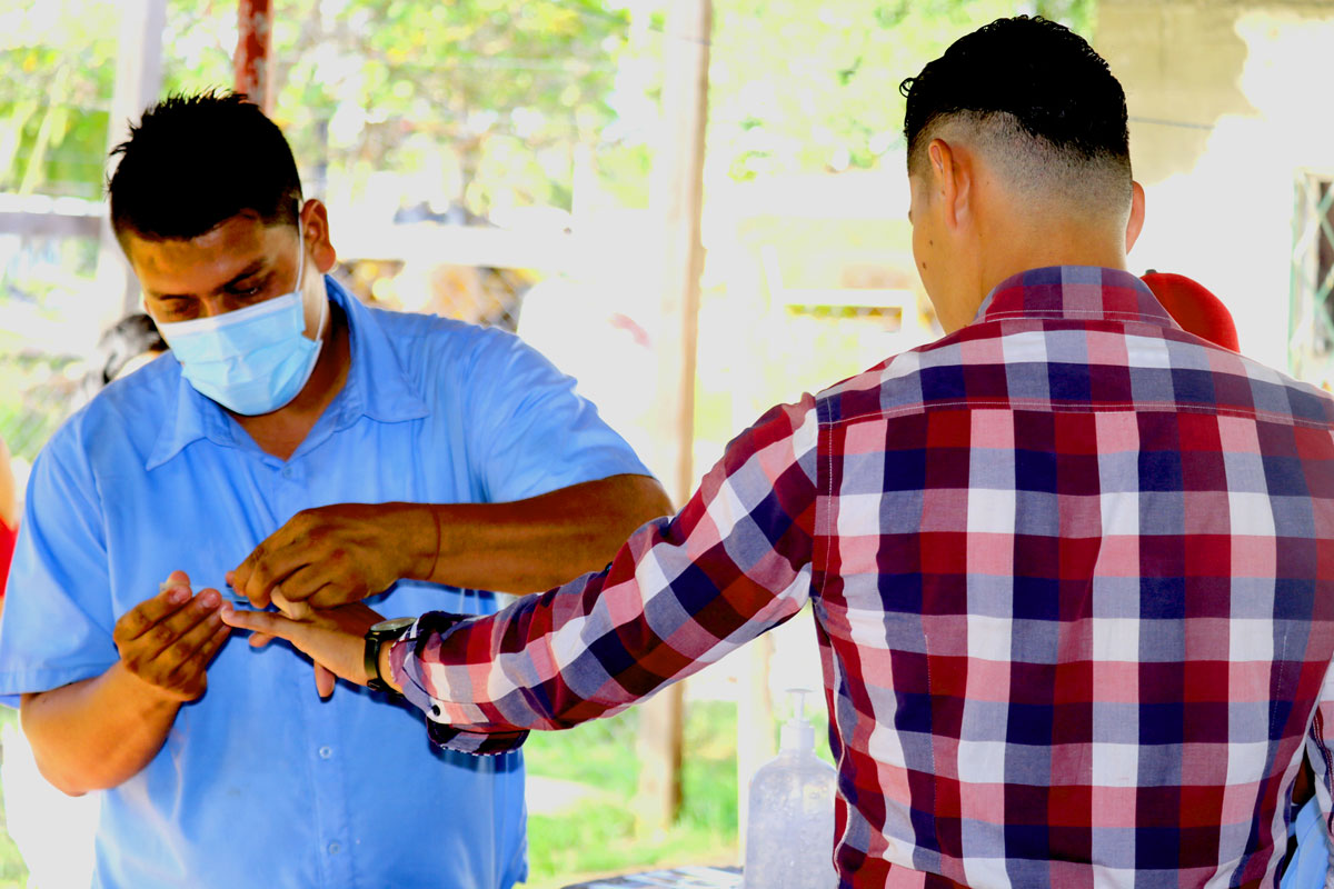 Pruebas rápidas de gota gruesa para detectar Malaria y Dengue en URACCAN recinto Bluefields