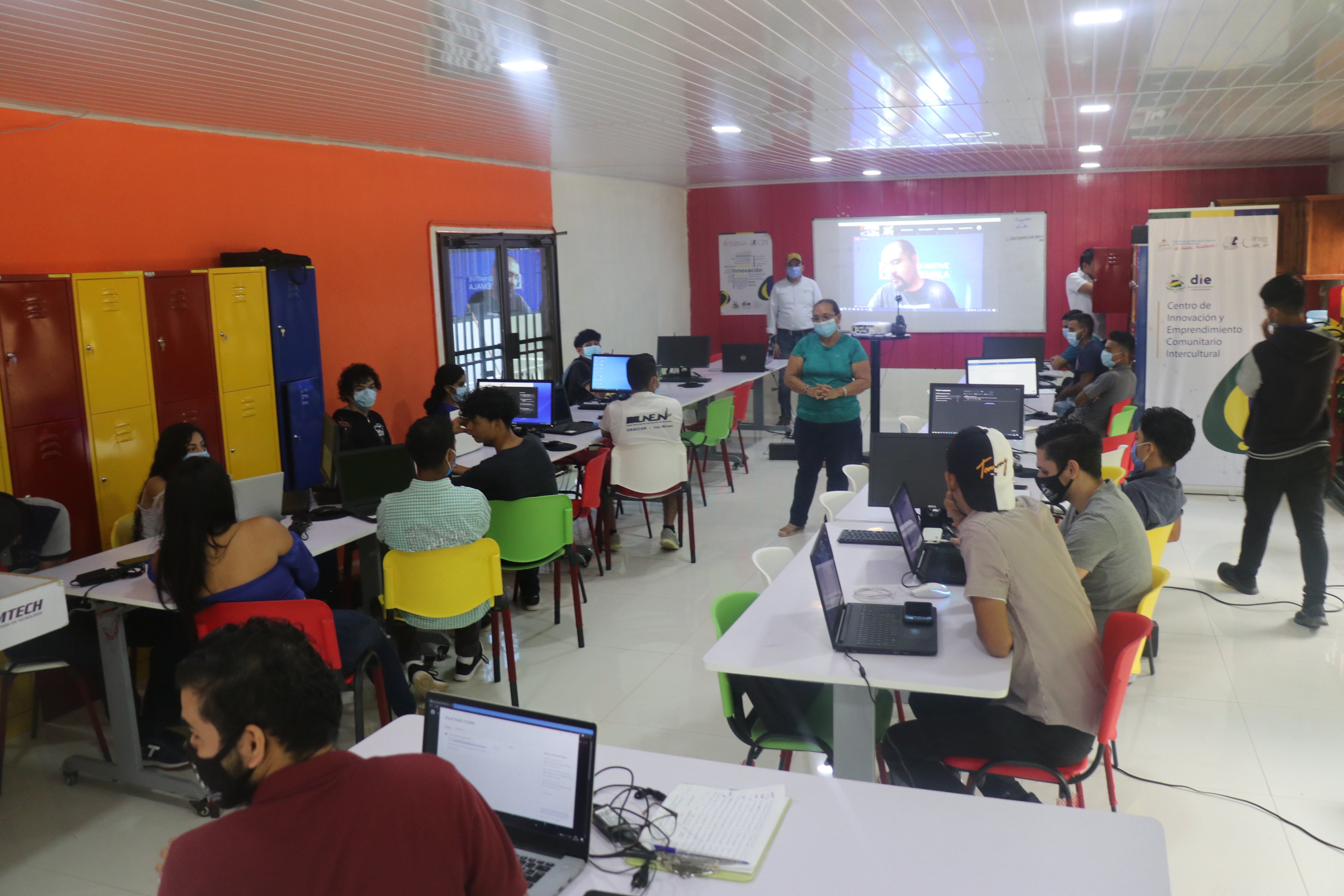Taller virtual sobre uso de nuevas tecnologías en URACCAN recinto Las Minas