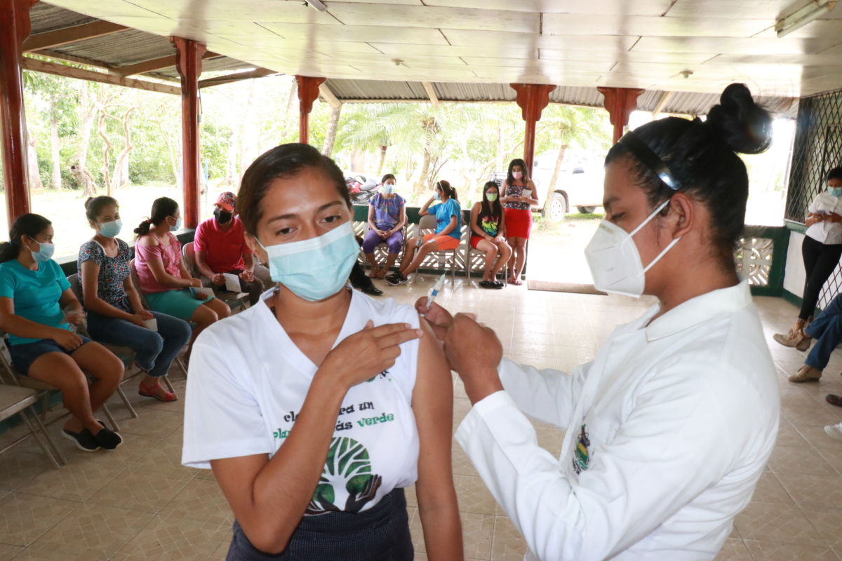 Jornada de vacunación contra el COVID 19 en URACCAN recinto Las Minas