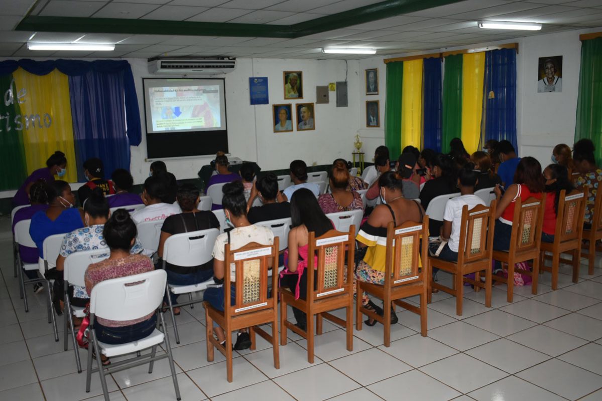 Estudiantes durante el webinar “Covid y Pueblos Indígenas”. Noel Aguilera © URACCAN