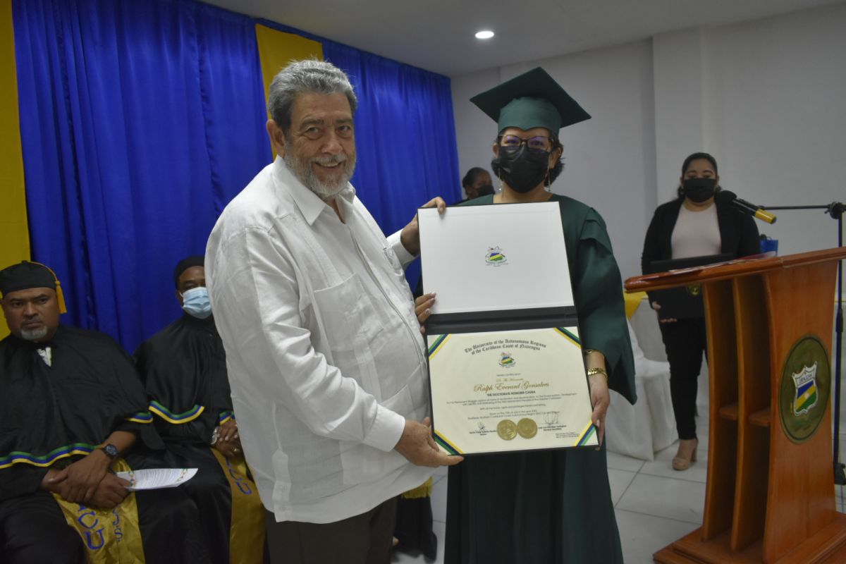 Rectora de URACCAN, MSc. Ilenia García entrega Dr. Honoris Causa al honorable Primer Ministro de San Vicente y Las Granadinas, Ralph Gonsalves