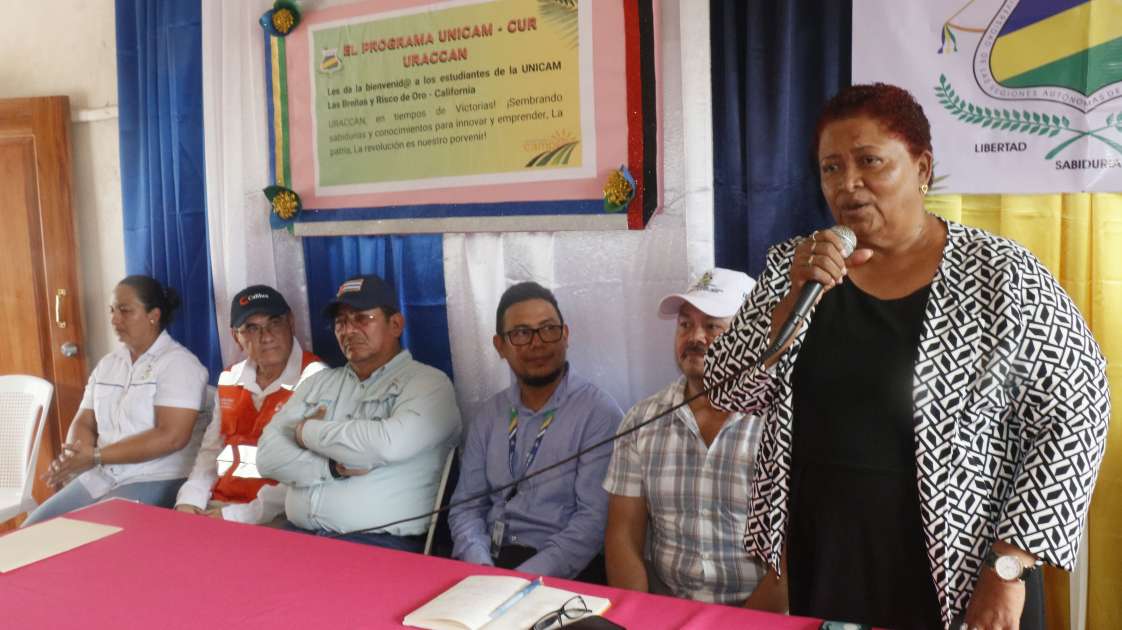 La alcaldesa de Rosita, saluda la apertura de la UNICAM en su municippio. 