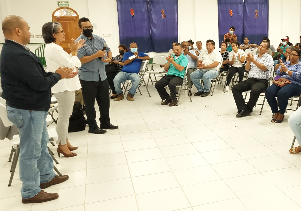 Autoridades de URACCAN durante la asamblea con el personal docente y administrativo en el Recinto Bluefields 