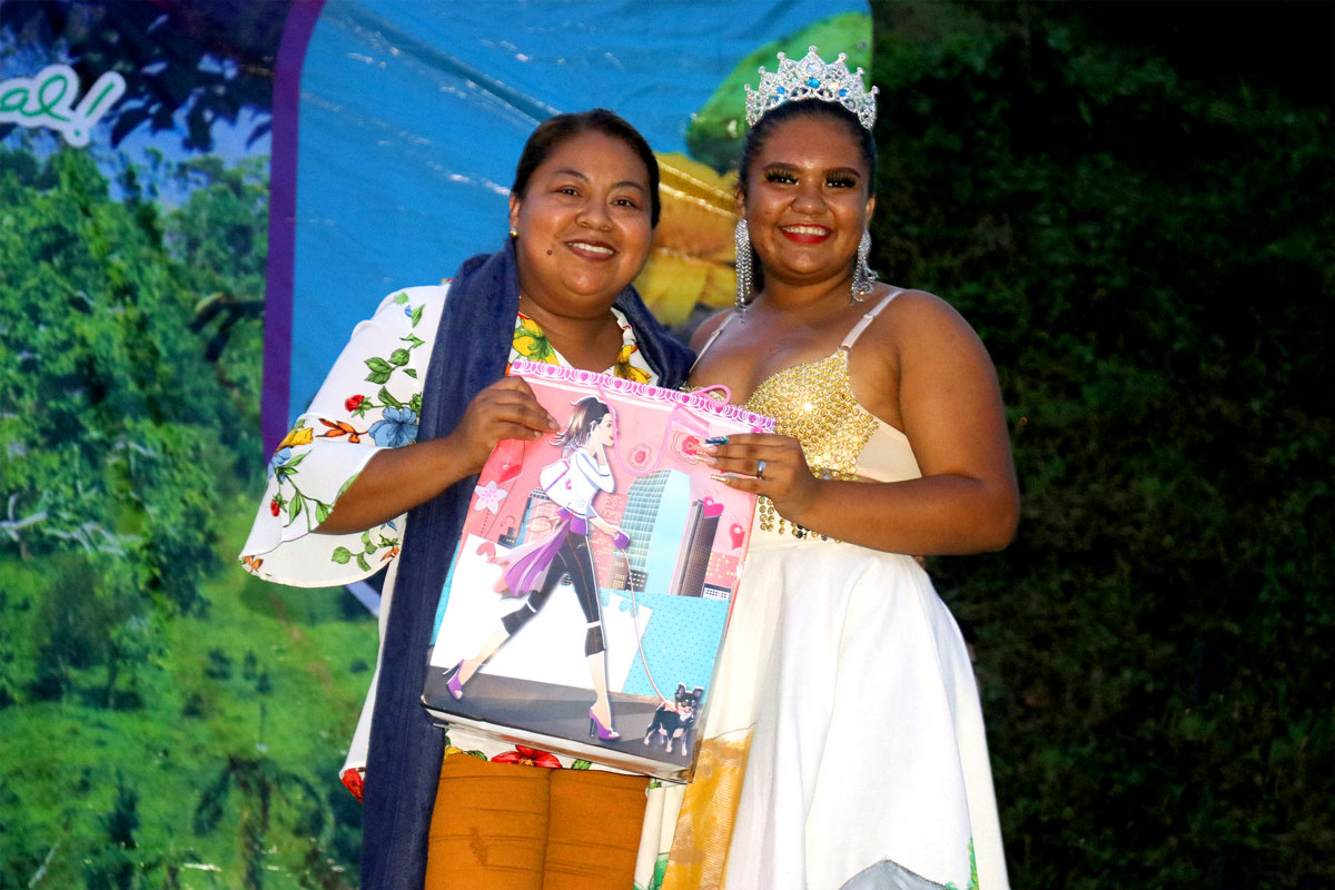 Autoridades del Triángulo Minero entregan reconocimiento a reina de URACCAN en Las Minas 