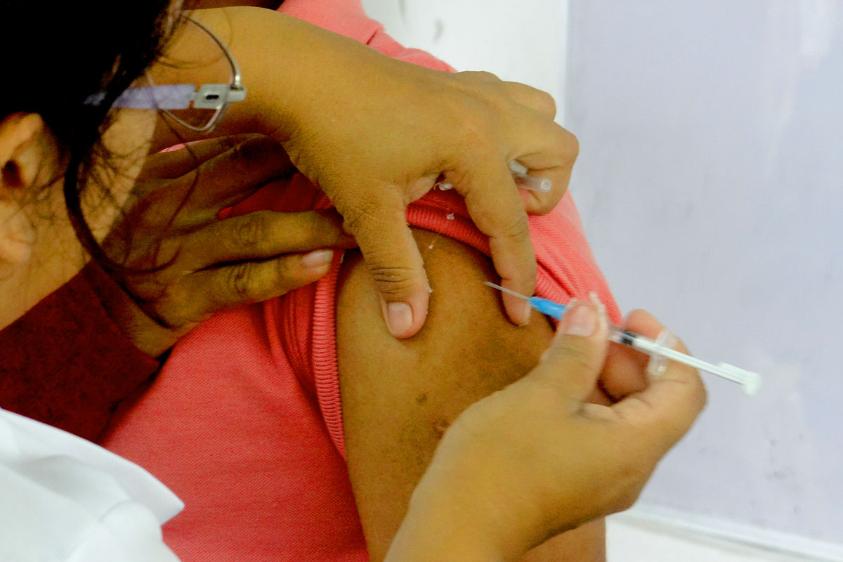Jornada de vacunación contra la influenza y COVID-19 en URACCAN recinto Bluefields