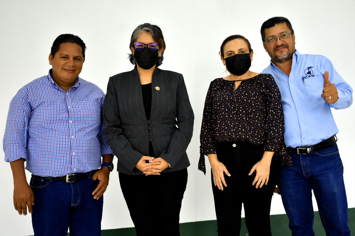 Rectora de URACCAN y vicerrectora de URACCAN recinto Bluefields en compañía de representantes del Colegio de Periodistas de Nicaragua y la filial Bluefields