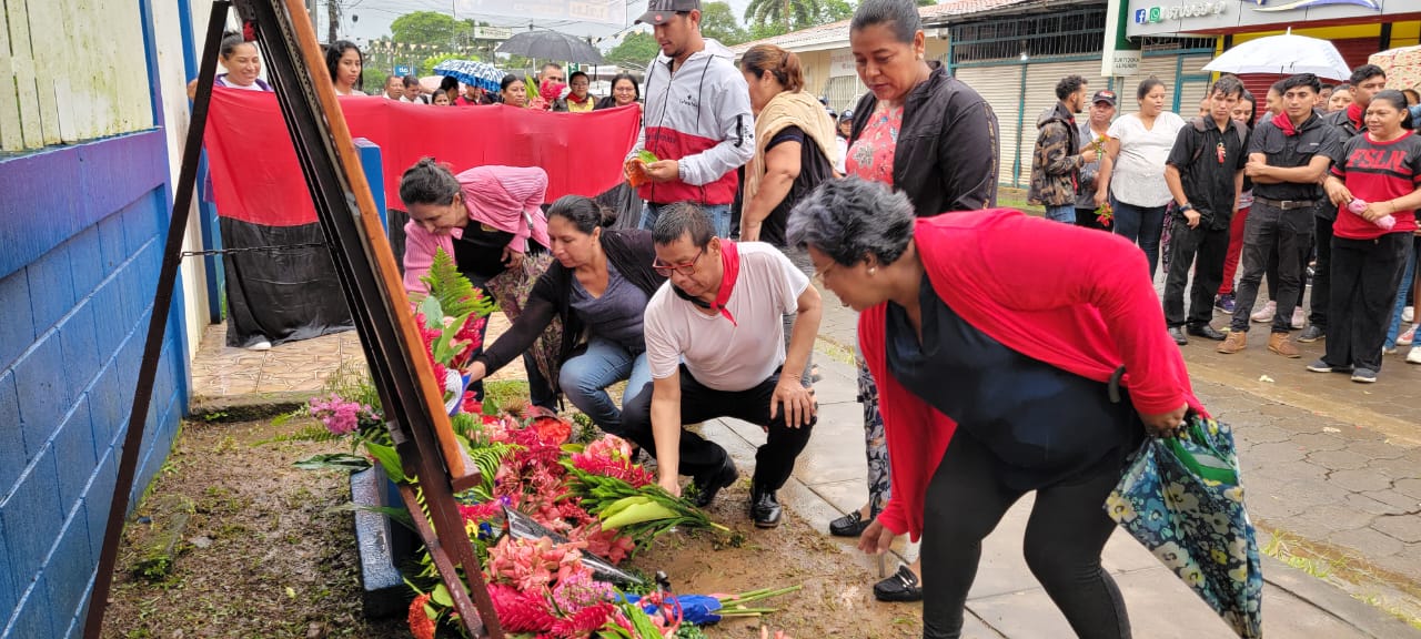 URACCAN ratifica su compromiso con la Revolución y lleva “Una Flor para Carlos”