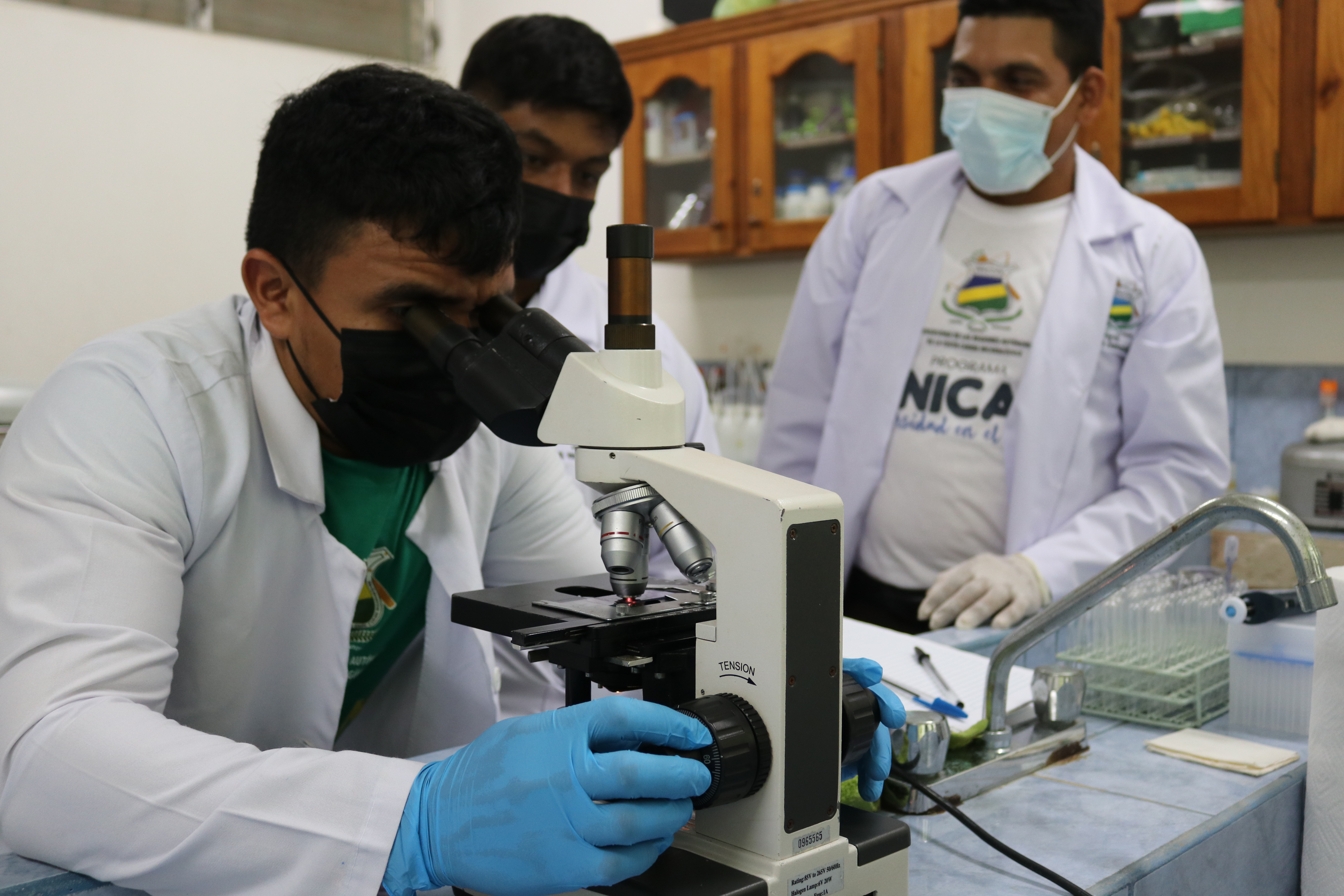 Estudiantes de UNICAM realizan prácticas de Laboratorio Químico 