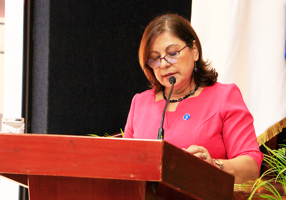 Maestra Ramona Rodríguez, brindando palabras de bienvenida al acto inaugural del Lanzamiento del Mapa Interactivo de la Educación Superior.