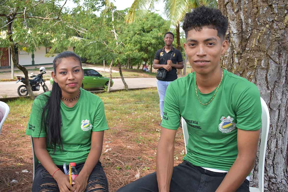 estudiantes en reforestacion con campaña