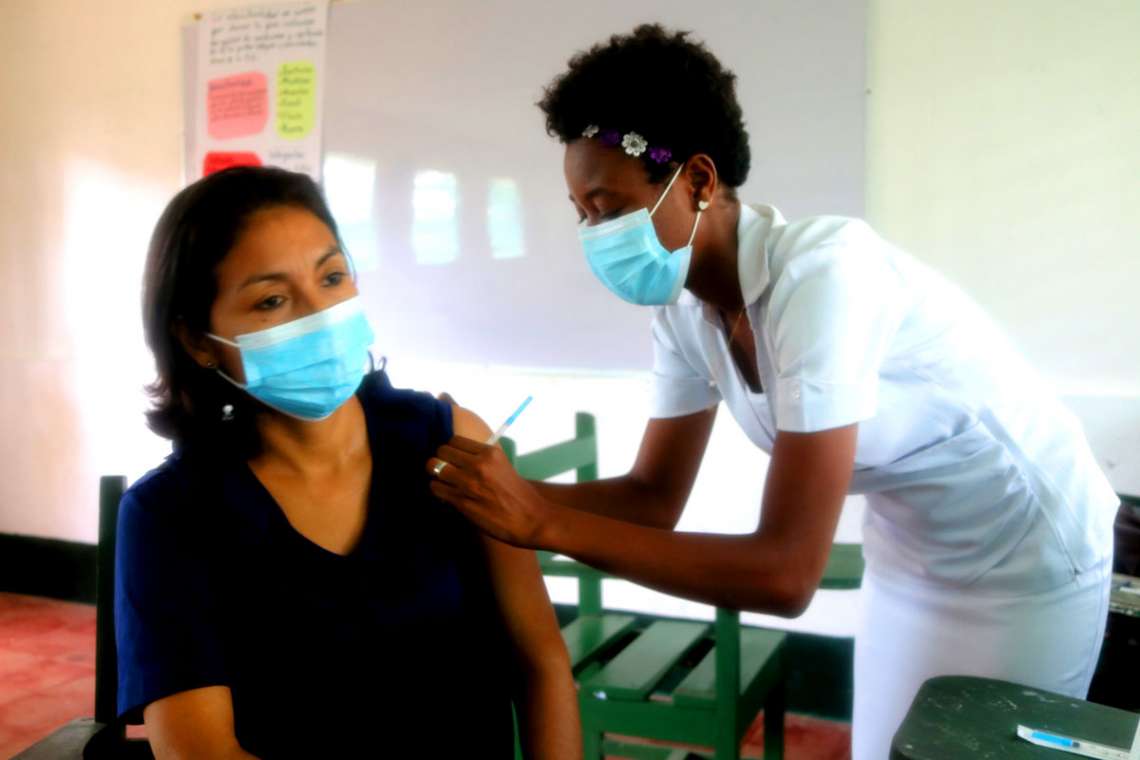 Jornada de vacunación contra el COVID-19 en URACCAN recinto Bluefields